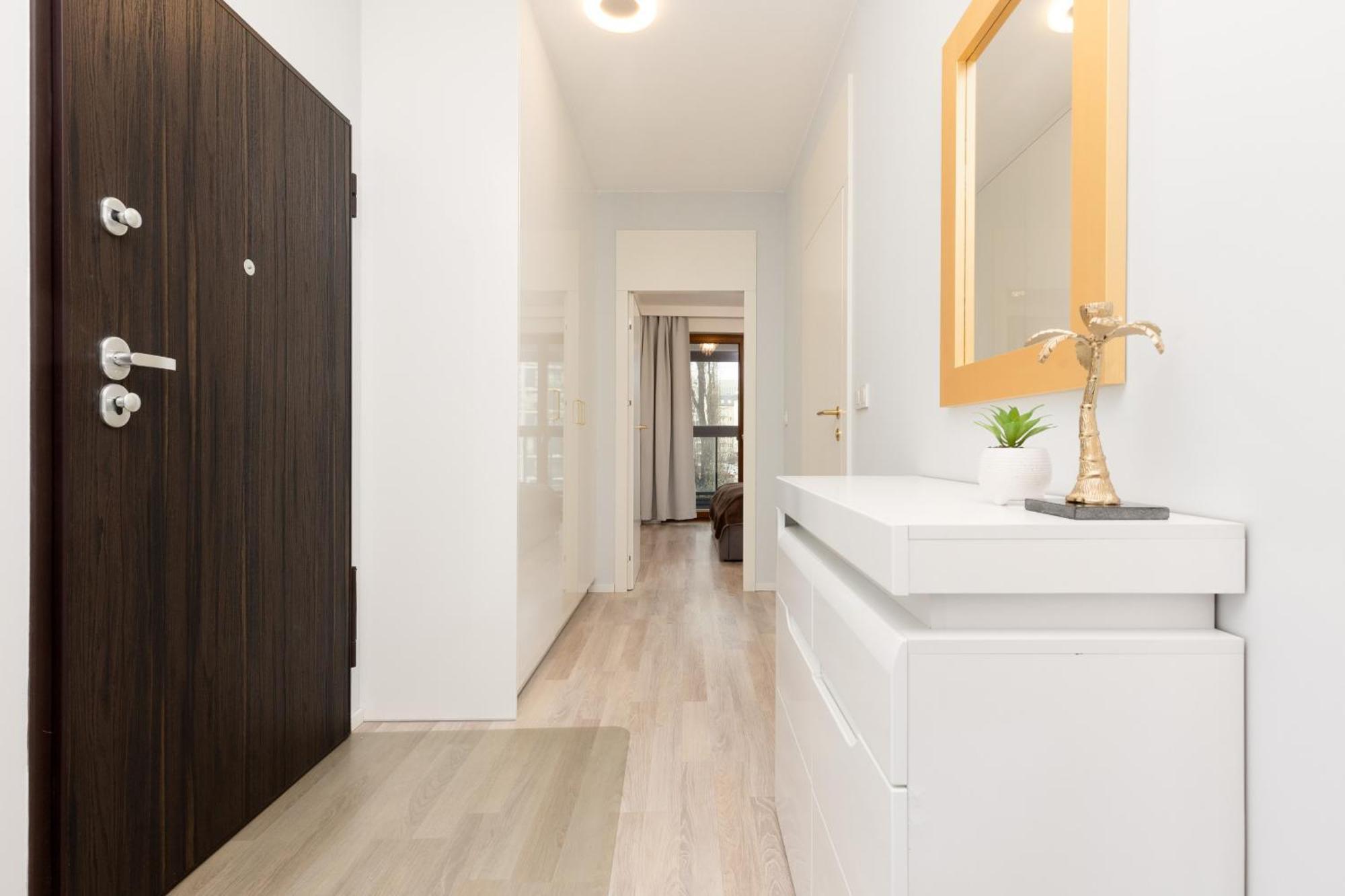 Grzybowska With Air Conditioning & Balcony By Renters Prestige * Warschau