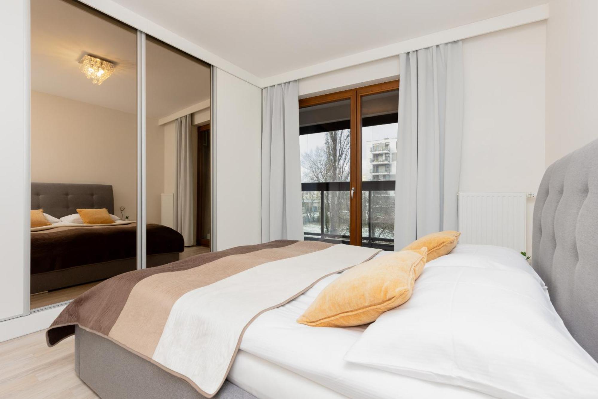 Grzybowska With Air Conditioning & Balcony By Renters Prestige Apartment Warsaw
