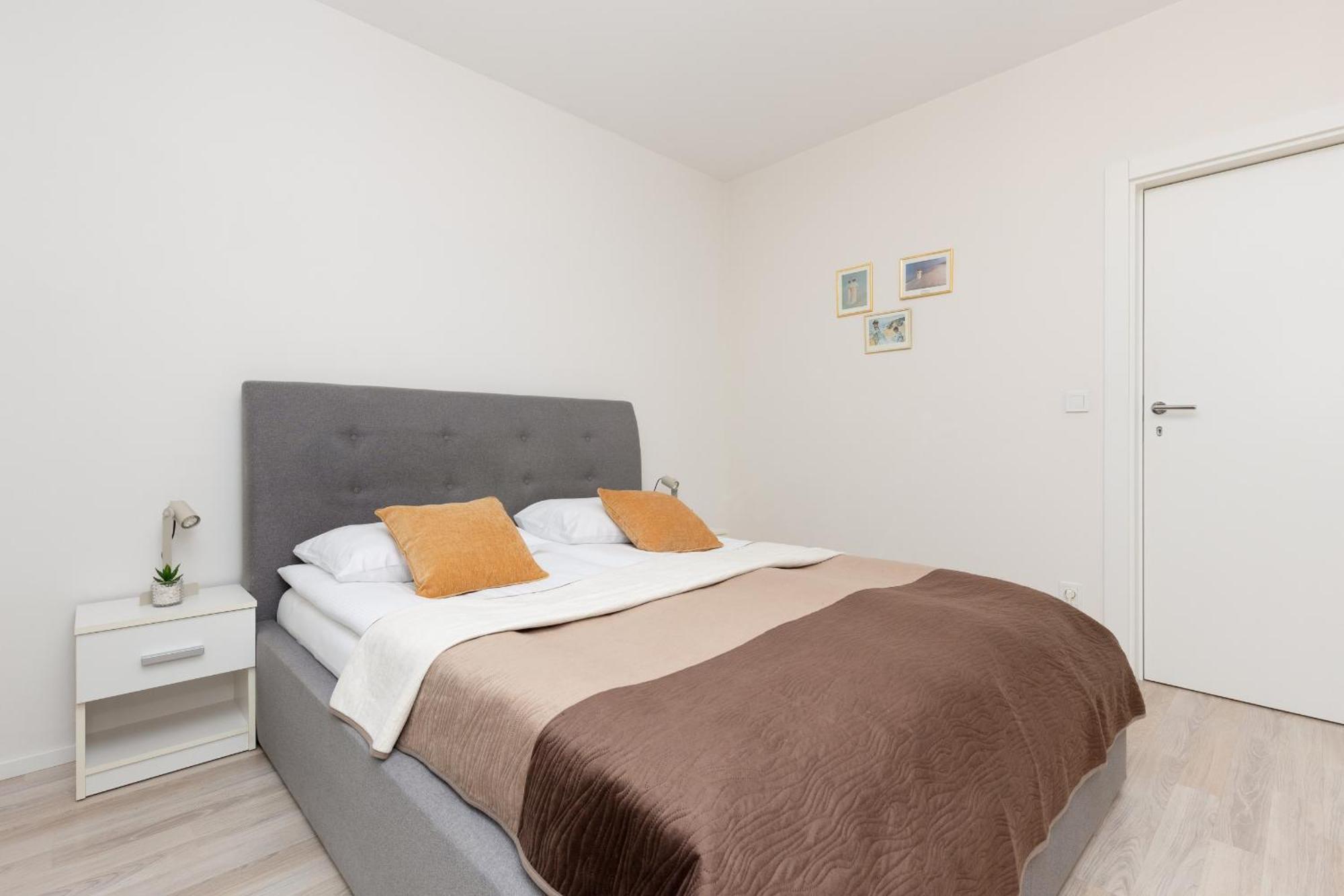 Apartment Grzybowska With Air Conditioning & Balcony By Renters Prestige Warsaw