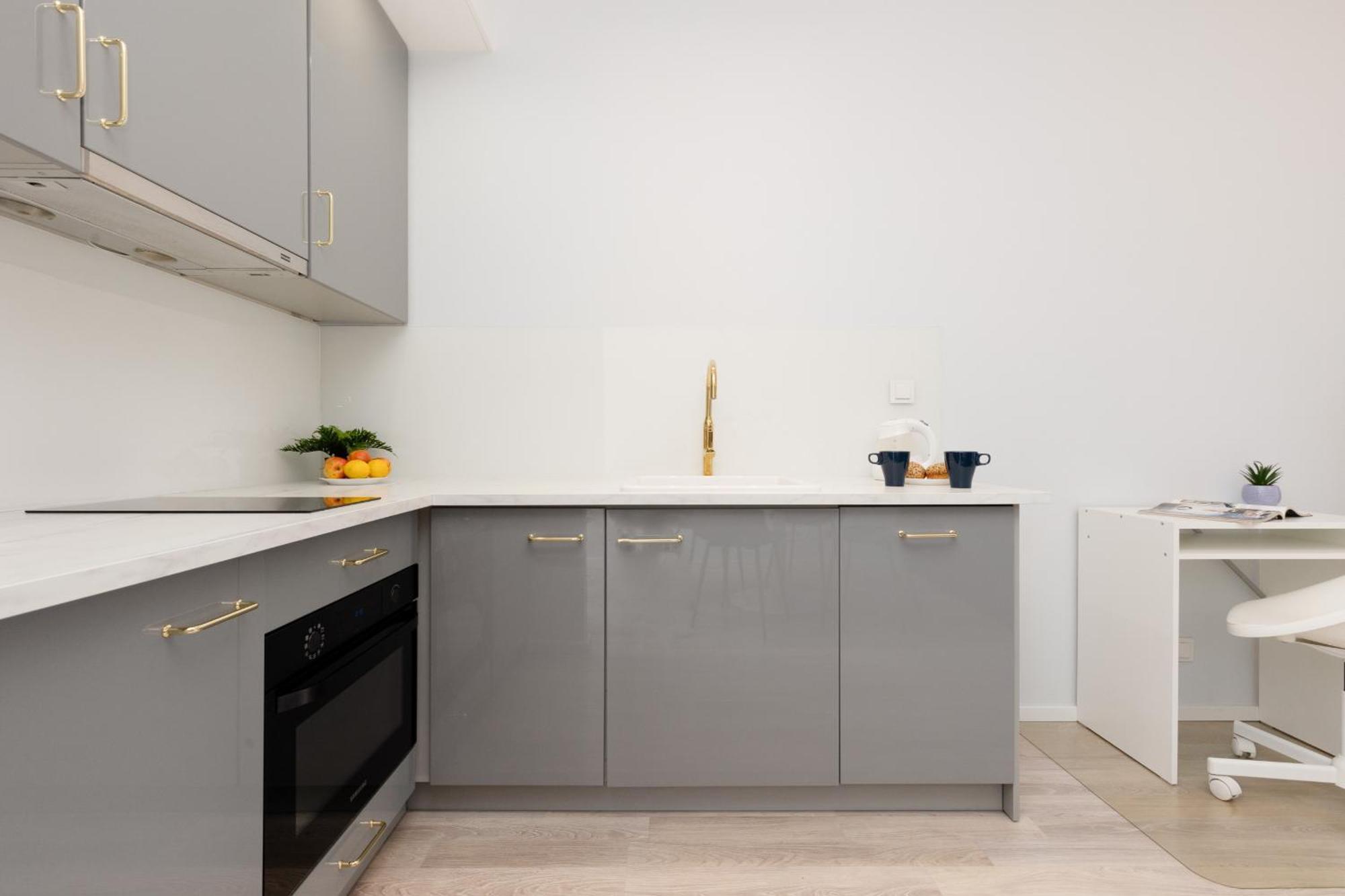 Grzybowska With Air Conditioning & Balcony By Renters Prestige * Warszawa