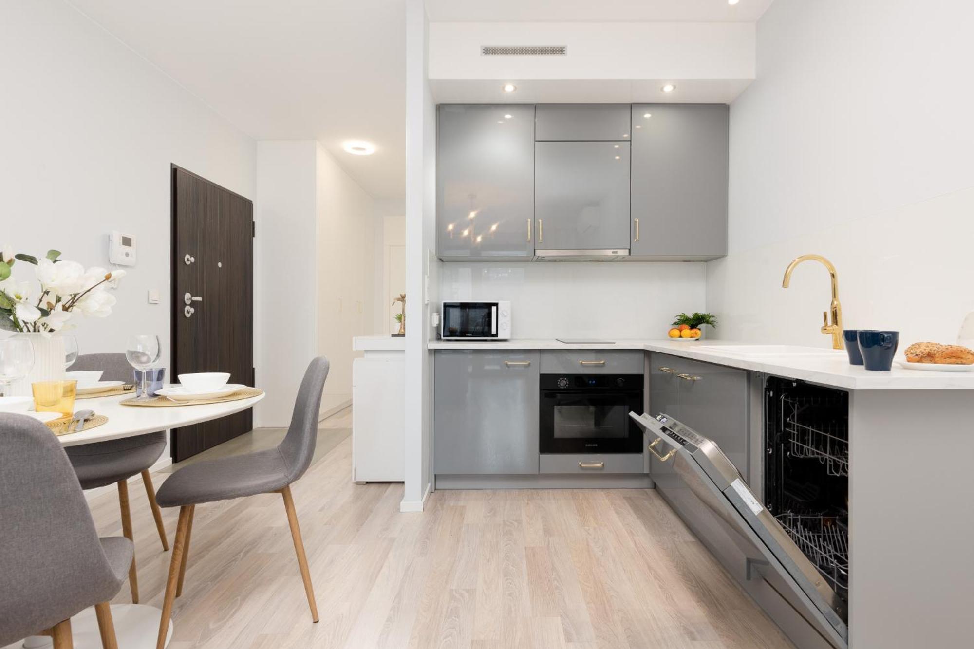 Grzybowska With Air Conditioning & Balcony By Renters Prestige Apartament