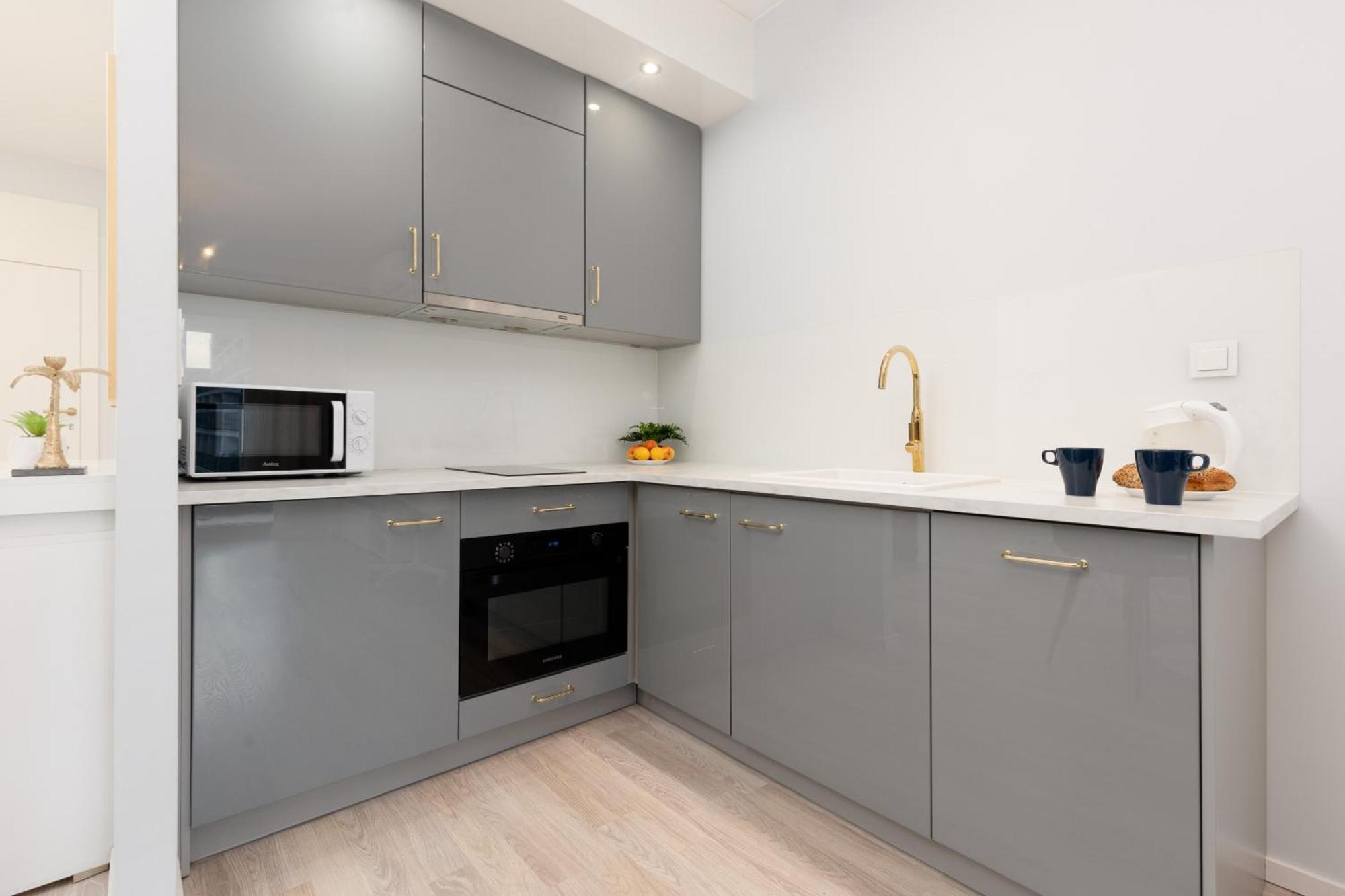 Grzybowska With Air Conditioning & Balcony By Renters Prestige Apartment *